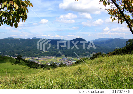 A refreshing view of the green grassland on top of Mount Kirikabu in Kusu Town, Oita Prefecture A refreshing view of the green grassland on top of Mount Kirikabu in Kusu Town, Oita Prefecture 131707786