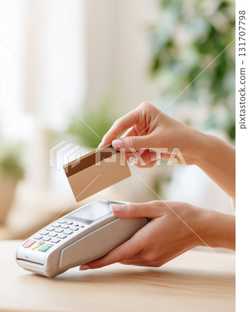 一位女士的手部照片，展示智慧支付功能 131707798