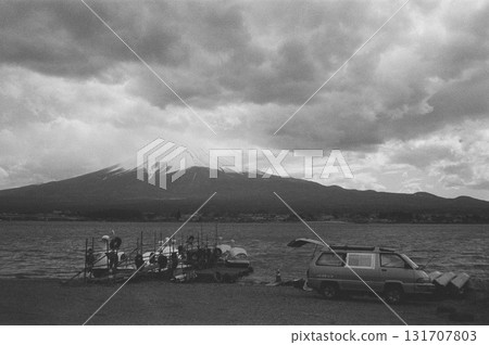 河口湖和雲霧繚繞的富士山 河口湖和雲霧繚繞的富士山 131707803