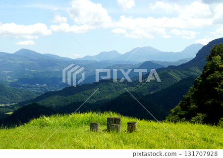 Kusu Town, Oita Prefecture: Green grassland and mountain scenery at the summit of Mount Kirikabu Kusu Town, Oita Prefecture: Green grassland and mountain scenery at the summit of Mount Kirikabu 131707928