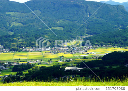 從大分縣玖珠町霧羽山頂眺望。玖珠盆地的田園風光和街道景觀。 131708088