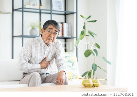 客廳出現胸痛的老人 131708101