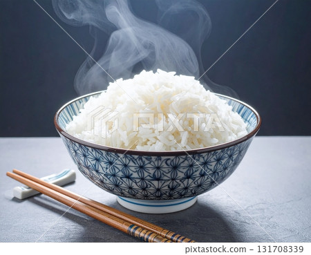 盛在碗裡的熱米飯 盛在碗裡的熱米飯 131708339
