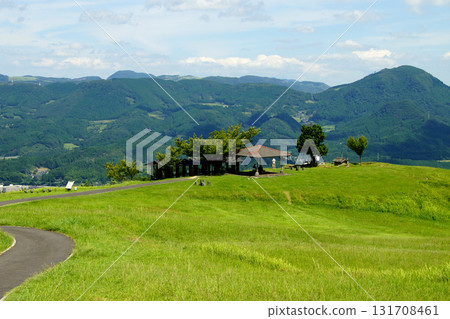 A refreshing view of the green grassland on top of Mount Kirikabu in Kusu Town, Oita Prefecture A refreshing view of the green grassland on top of Mount Kirikabu in Kusu Town, Oita Prefecture 131708461