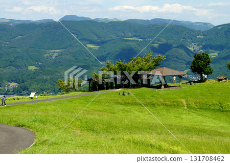 A refreshing view of the green grassland on top of Mount Kirikabu in Kusu Town, Oita Prefecture 131708462