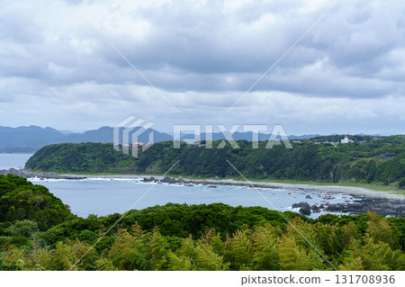 從本州最南端的潮岬燈塔展望台眺望：白色的海浪拍打著大谷田海灘 ① 131708936