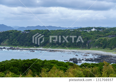 從本州最南端的潮岬燈塔展望台眺望：白色的海浪拍打著大谷田海灘② 131708937