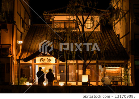 Night view of Yanagiyu in Kinosaki Onsen: The atmospheric lights of the outdoor baths and the townscape 131709093