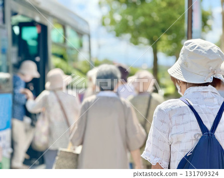 許多老年婦女上公車的後視圖 131709324