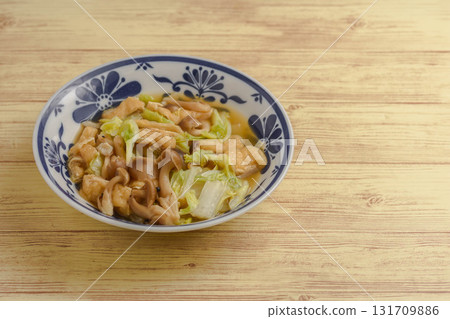 Fried tofu, Chinese cabbage and mushroom stew 131709886