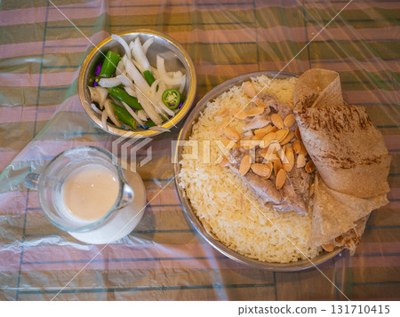 [約旦] 首都安曼的一家餐廳餐桌上擺滿了民族菜餚 mansaf 和 jamid 131710415