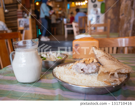 [約旦] 首都安曼的一家餐廳餐桌上擺滿了民族菜餚 mansaf 和 jamid 131710416
