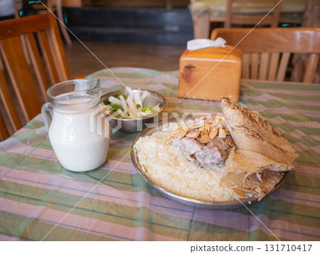 [約旦] 首都安曼的一家餐廳餐桌上擺滿了民族菜餚 mansaf 和 jamid 131710417