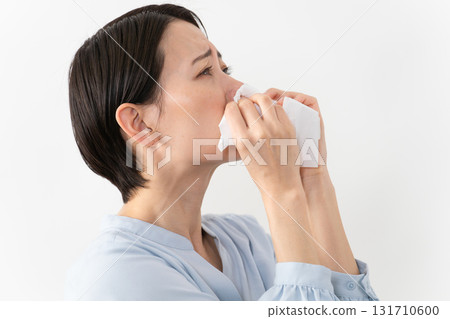 Woman wearing a long-sleeved shirt Lifestyle image Woman wearing a long-sleeved shirt Lifestyle image 131710600