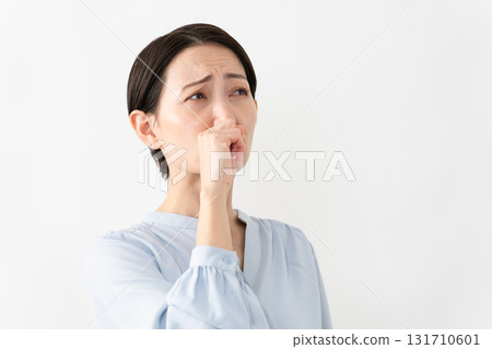 穿著長袖襯衫的女人生活方式形象 131710601
