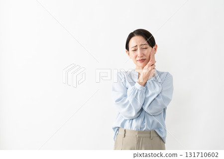 Woman wearing a long-sleeved shirt Lifestyle image 131710602