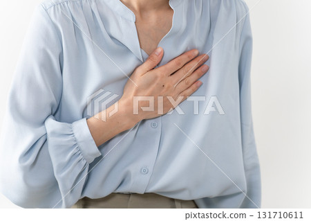 穿著長袖襯衫的女人生活方式形象 131710611