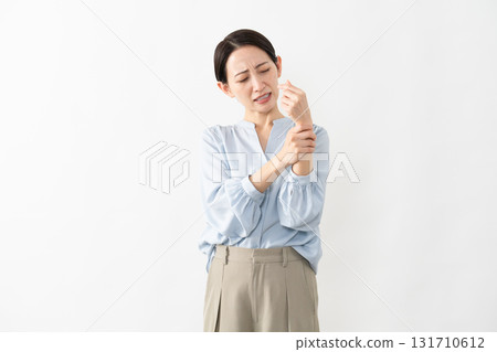 穿著長袖襯衫的女人生活方式形象 穿著長袖襯衫的女人生活方式形象 131710612