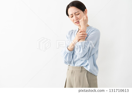 穿著長袖襯衫的女人生活方式形象 穿著長袖襯衫的女人生活方式形象 131710613