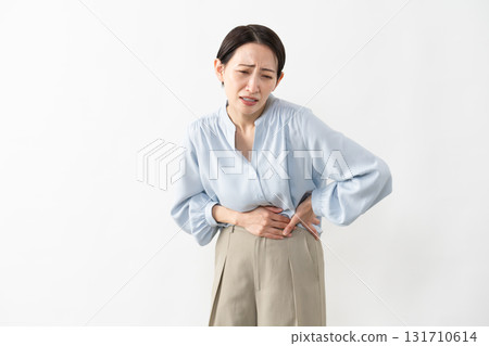 穿著長袖襯衫的女人生活方式形象 131710614