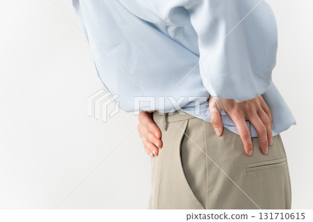 穿著長袖襯衫的女人生活方式形象 131710615