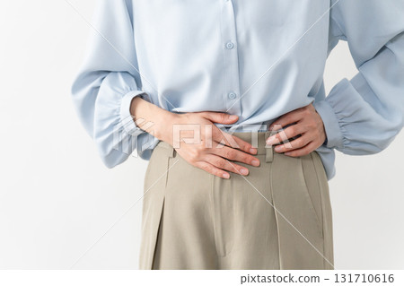 穿著長袖襯衫的女人生活方式形象 131710616