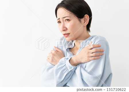 Woman wearing a long-sleeved shirt Lifestyle image 131710622