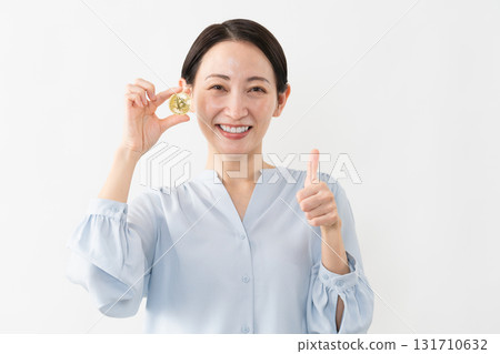 女人拿著比特幣技術圖像 131710632