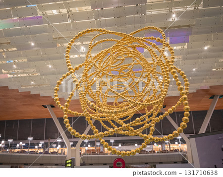 [Qatar] A giant ring-shaped object hanging in the lobby of Hamad International Airport 131710638