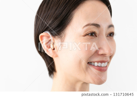 佩戴助聽器的女人生活方式圖像 131710645