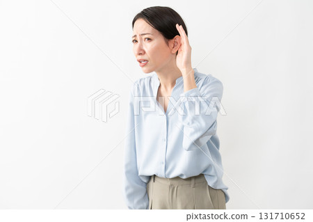 Woman wearing a long-sleeved shirt Lifestyle image 131710652