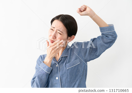 女人穿著睡衣生活方式形象 131710665