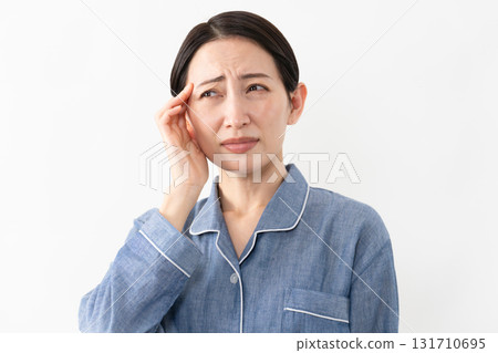 女人穿著睡衣生活方式形象 131710695