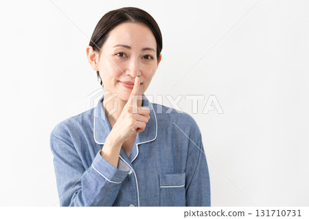 女人穿著睡衣生活方式形象 女人穿著睡衣生活方式形象 131710731