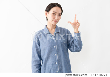 女人穿著睡衣生活方式形象 131710771