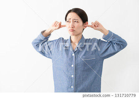 女人穿著睡衣生活方式形象 131710779