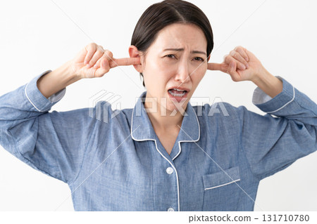 女人穿著睡衣生活方式形象 131710780