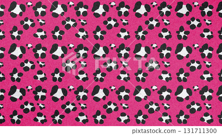 平成少女風格！背景是可愛的豹紋圖案，配上鮮豔閃亮的粉紅色。 131711300