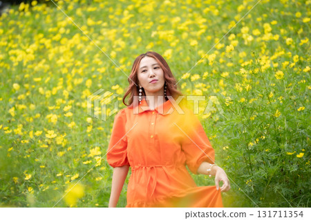 站在油菜花田前的年輕女子 站在油菜花田前的年輕女子 131711354