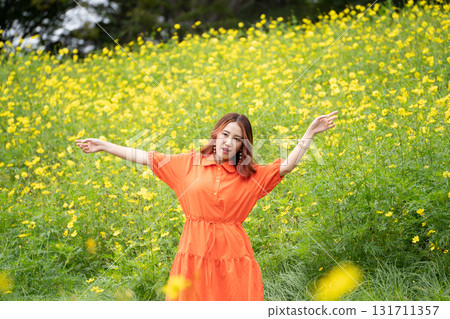 站立在強姦領域前面的婦女 131711357