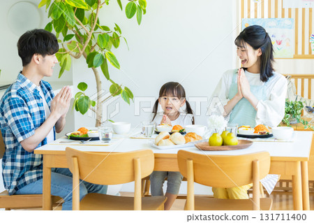 家庭在餐廳用餐 家庭在餐廳用餐 131711400