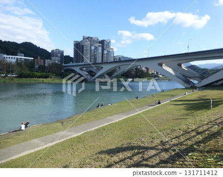 台灣新北-02.27.2023:北二高(福爾摩沙高速公路)碧潭橋跨越新店區新店溪碧潭風景區 131711412