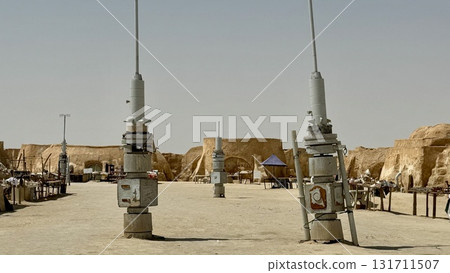 有房屋和天線的沙漠古廣場 131711507