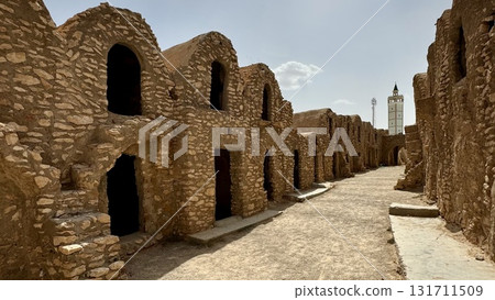 沙漠景觀，路邊有倉庫 131711509