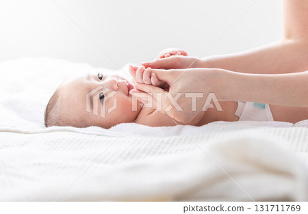 女人牽著嬰兒的小手 131711769