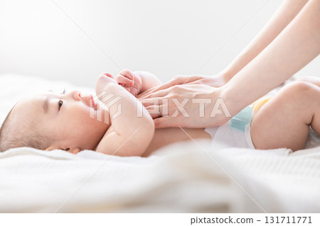 嬰兒和母親的手做嬰兒按摩 131711771