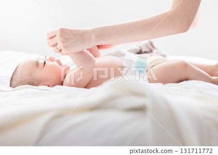 媽媽給寶寶換尿布 131711772