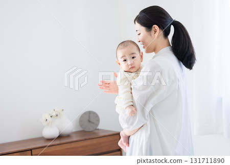 抱著嬰兒的母親 131711890