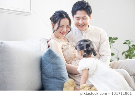 家人在客廳聚會 家人在客廳聚會 131711901