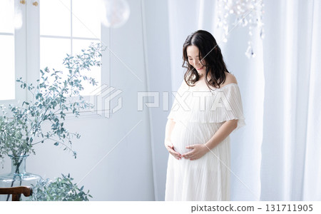 孕婦站在窗邊 131711905